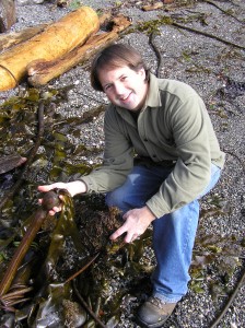 Chris-Chisholm-holding-edible-bullwhip-kelp