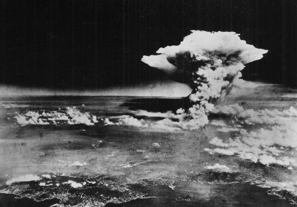Взрыв произошел через 45 секунд после сброса, на расстоянии 600 метров над землей. Бомба Little Boy («Малыш») эквивалентом от 13 до 18 килотонн тротила унесла жизни от 90 до 166 тысяч жителей Хиросимы.