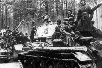 Колонна советских танков в ходе Висло-Одерской операции.