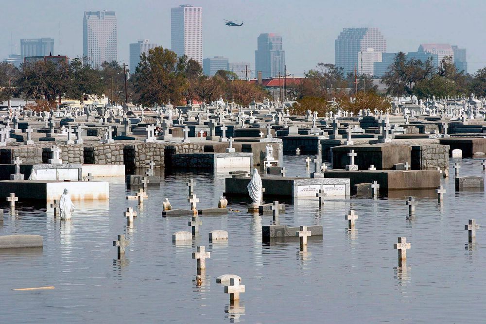 Президент США Джордж Буш объявил штаты Луизиана, Миссисипи, Алабама и Флорида зоной стихийного бедствия.