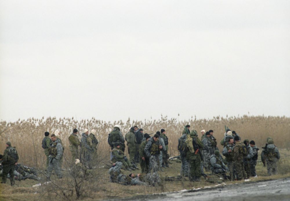 14 января было объявлено последним сроком для освобождения заложников. Боевикам был предложен безопасный проход в Чечню в случае освобождения всех заложников и сдачи оружия. Однако они игнорировали ультиматум и открыли огонь по российским войскам. На фото: подготовка к штурму села.