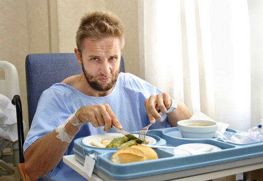 Мужчина кушает в больнице
