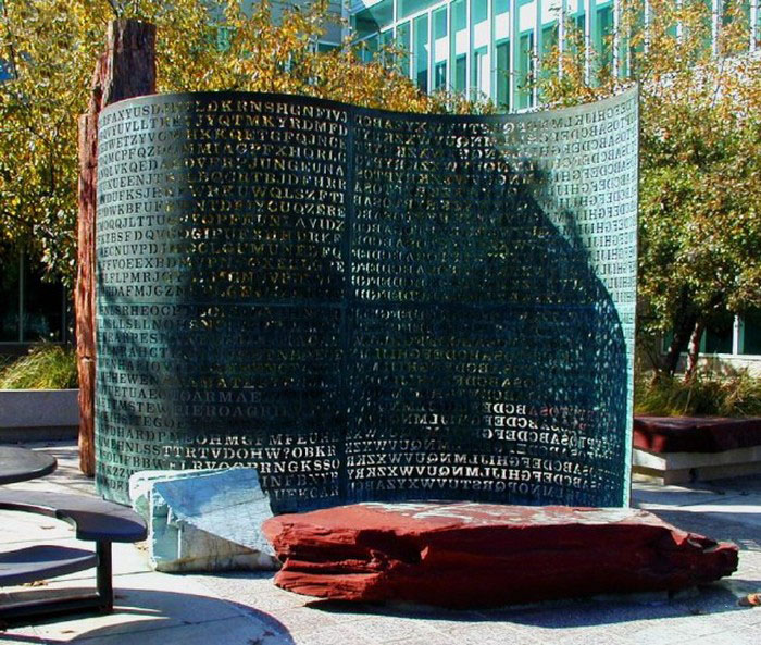 Скульптура-загадка в штаб-квартире ЦРУ (5 фото)