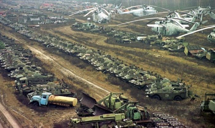Заброшенные объекты и техника времен СССР (42 фото)