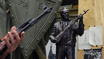 Модель памятника Михаилу Калашникову российского скульптора Салавата Щербакова в Москве
