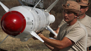 Российские военные подвешивают высокоточную ракету Х-25 к самолету Су-24 на авиабазе "Хмеймим" в Сирии
