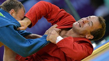 Альсим Черноскулов (Россия) и Андрей Казусенок (Белоруссия) в соревнованиях по самбо среди мужчин в весовой категории до 90кг на I Европейских играх в Баку