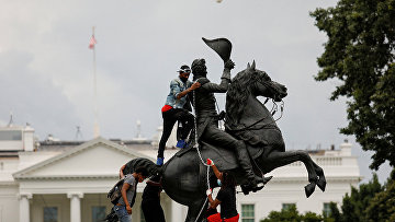 Памятник Эндрю Джексону во время акции протеста в Вашингтоне