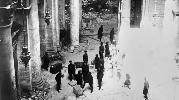 Советские бойцы в здании Рейхстага. Май 1945 года