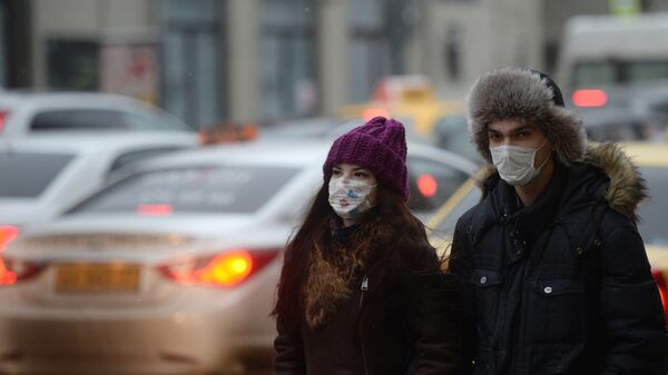 Жители Москвы в защитных масках