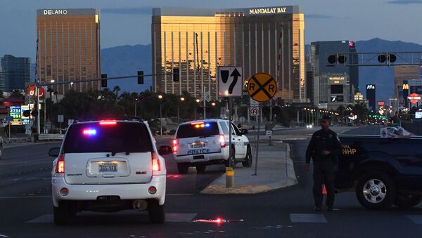 Полиция на дороге, ведущей к отелю и казино Mandalay Bay в Лас-Вегасе