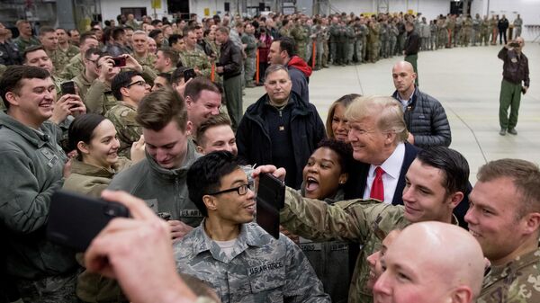 Президент США Дональд Трамп на военной авиабазе Рамштайн, Германия