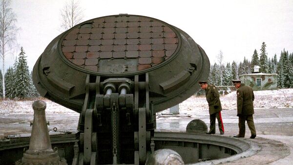 Военные осматривают шахту ракеты Тополь-М