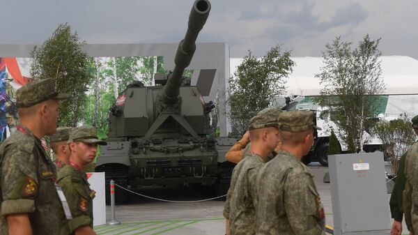 Военнослужащие на фоне самоходной артиллерийской установки Коалиция-СВ