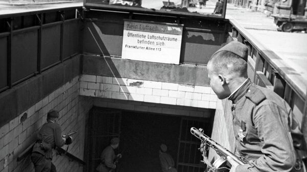 Советские солдаты у входа в берлинское метро