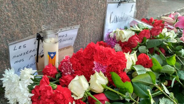 Цветы у консульства Испании в Санкт-Петербурге в память о жертвах теракта в Барселоне. 18 августа 2017