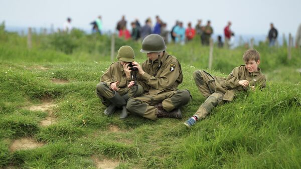 Дети в солдатской форме в Криквиль-ан-Бессен в Нормандии 