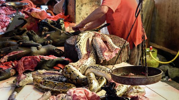 Мясо змеи на традиционном рынке в Индонезии