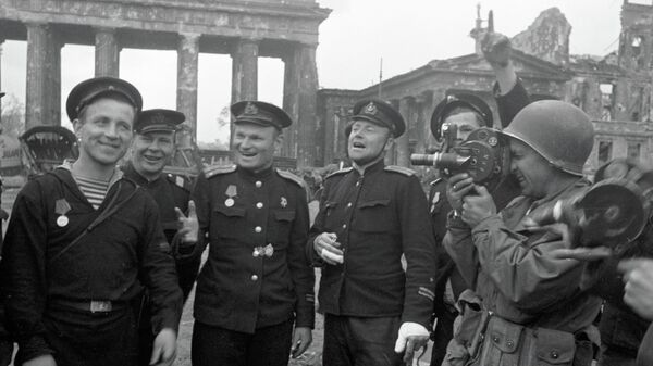 Советские моряки, герои штурма Берлина, позируют американскому военному корреспонденту