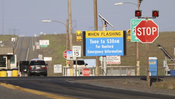 Аварийный знак неподалеку от крупнейшего в США хранилища ядерных материалов в Хэнфорде, где произошло обрушение тоннеля. 9 мая 2017 года