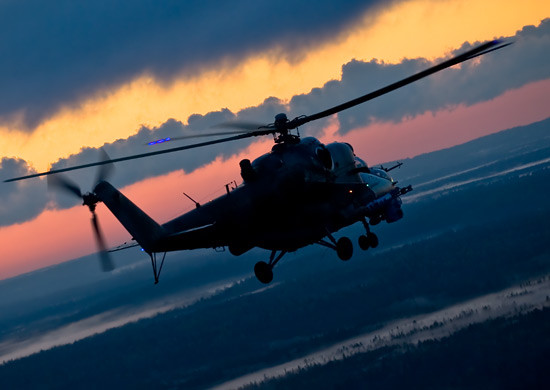 Вертолёт Ми-8 ВКС РФ совершает облет территории авиабазы «Хмеймим» в Сирии