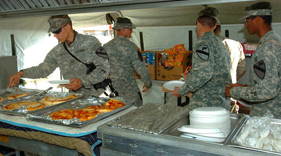 Пицца в полевой столовой армии США в Ираке