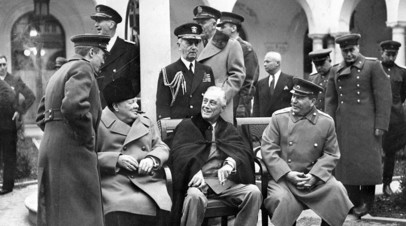 Британский премьер Уинстон Черчилль, президент США Франклин Рузвельт и глава СССР Иосиф Сталин