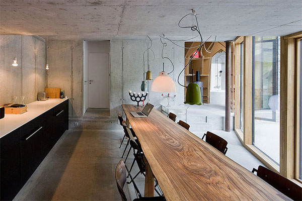Дизайн обеденной зоны овального подземного дома в Швейцарии