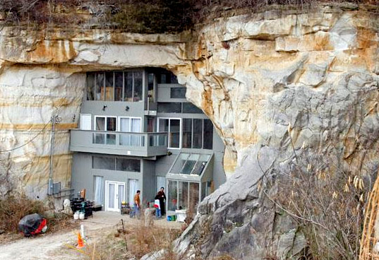 Необычный дом внутри пещеры в США