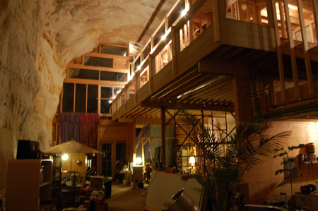 Дизайн необычного дома внутри пещеры в США