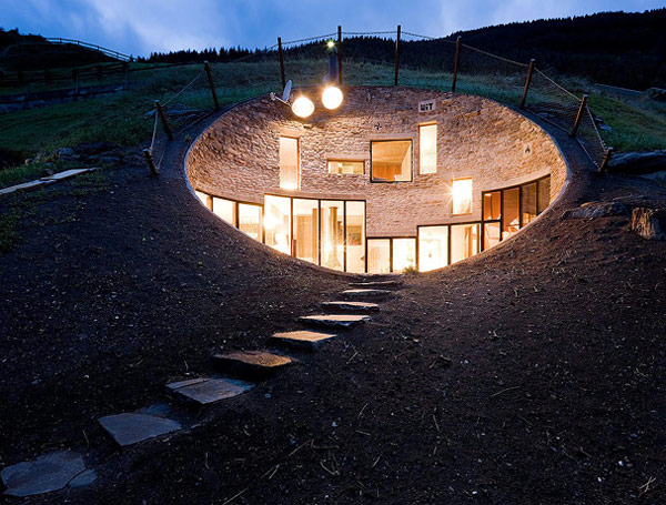 Овальный подземный дом в Швейцарии