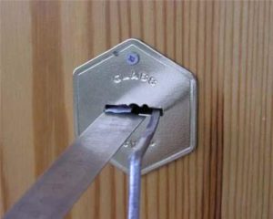 Как вскрыть входную дверь без ключа