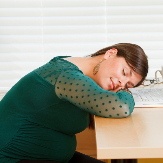 Спящая на работе беременная женщина