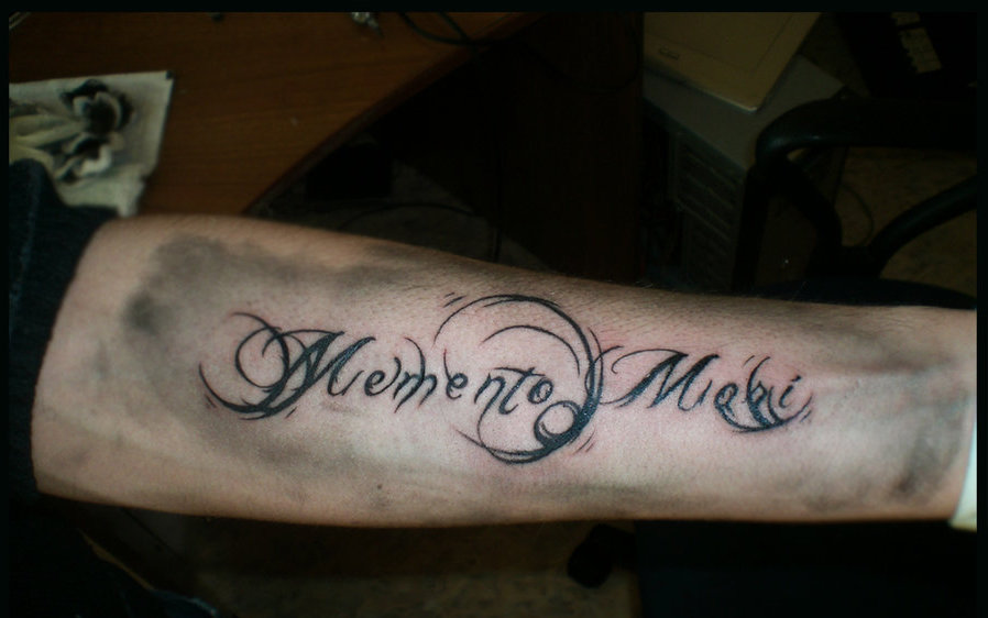 шрифт татуировки memento mori