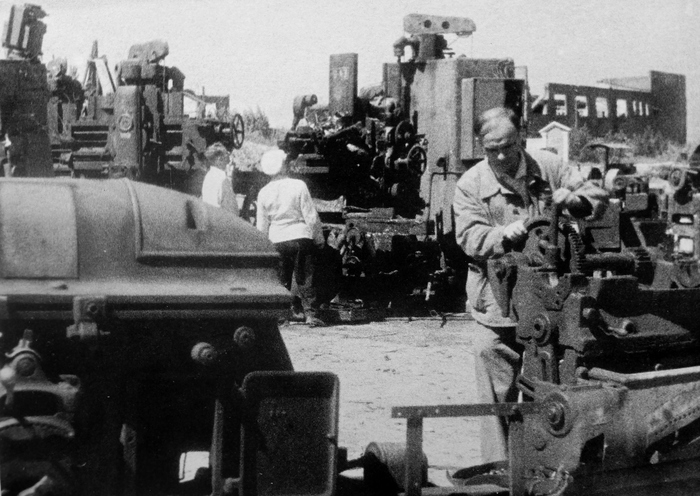 Оборудование оборонного завода, выгруженное возле недостроенных цехов, Урал, осень 1941 года
