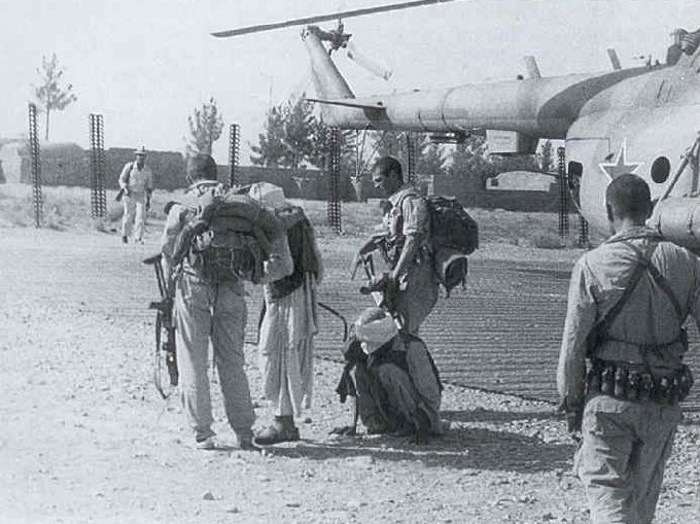 Бойцы 173-го отдельного отряда спецназа ГРУ с пленными душманами на аэродроме, Афганистан, район Кандагара, 1987 год