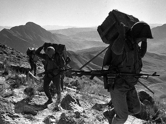 Советский солдат с ПКМ в Афганистане