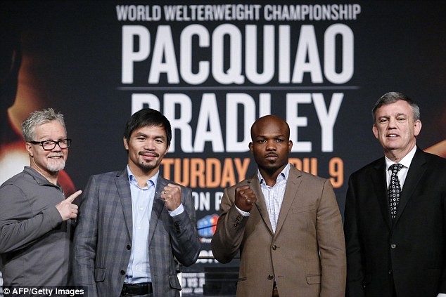 Pacquiao poses with his trainer Freddie Roach (left), Bradley (centre right) and his trainer, Teddy Atlas