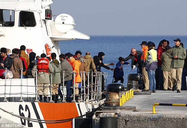 Migrants disembark from a Turkish coastguard boat after a failed attempt crossing to the Greek island of Lesbos from the Turkish coastal town of Dikili 