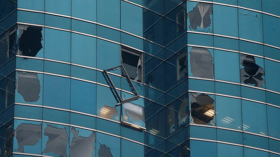 Выбитые стекла в офисном здании в Гонконге