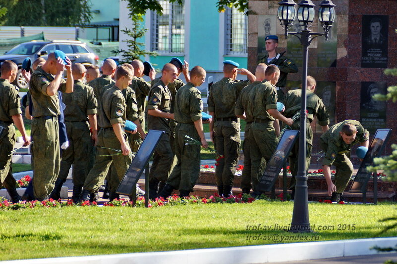 Возложение цветов, Празднование 85-летия ВДВ в 45 полку СпН ВДВ (теперь отдельная бригада), Кубинка