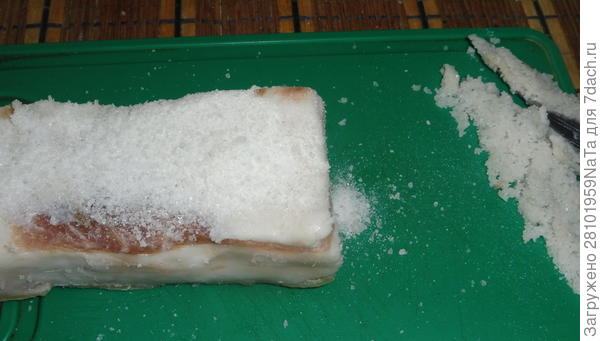 посыпать сухой солью сало