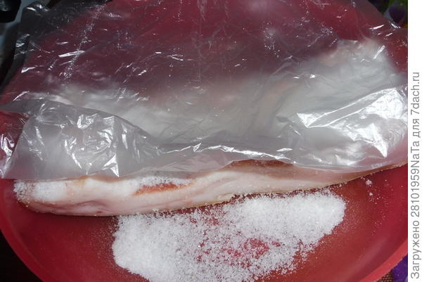 прикрыть пленкой сало