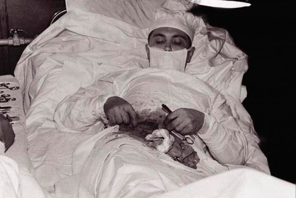 Леонид Рогозов делает сам себе операцию по удалению аппендикса в Антарктической экспедиции