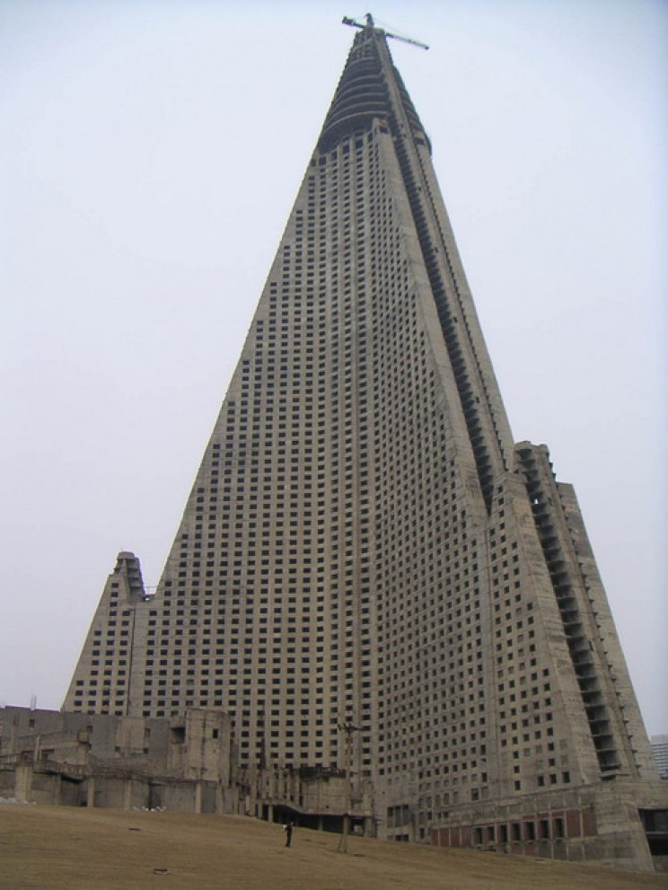 creepy abandoned places ryugyong