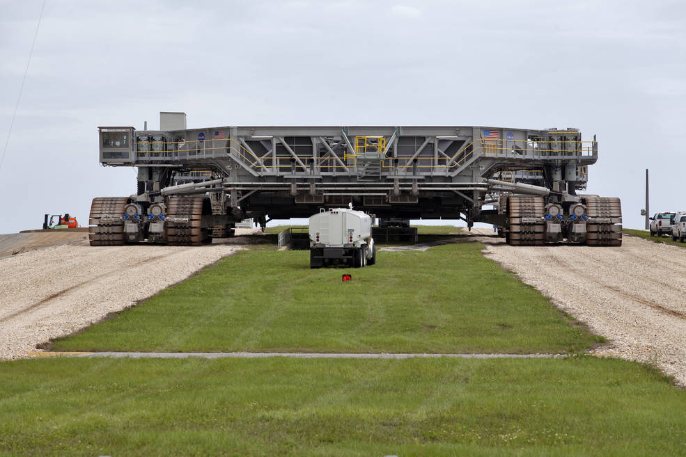 biggest machines NASA crawlers