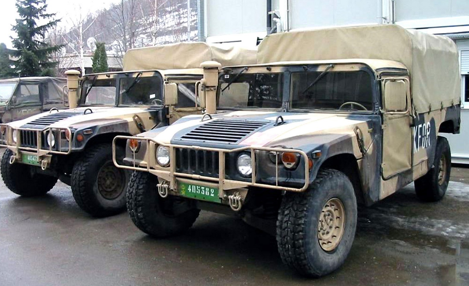 Тентованные пикапы HMMWV М998 международных сил НАТО в Косово