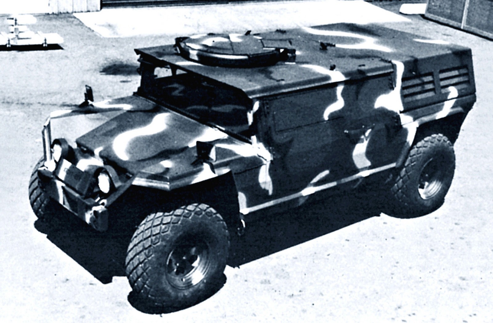 Первая бронированная боевая машина ХМ966 компании AM General. 1979 год