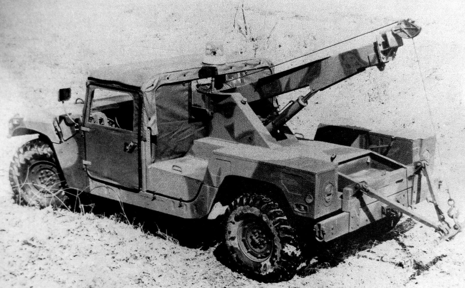 Опытный образец войскового эвакуатора на автомобиле HMMWV M1038