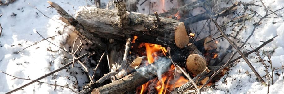 как разжечь костёр в лесу зимой